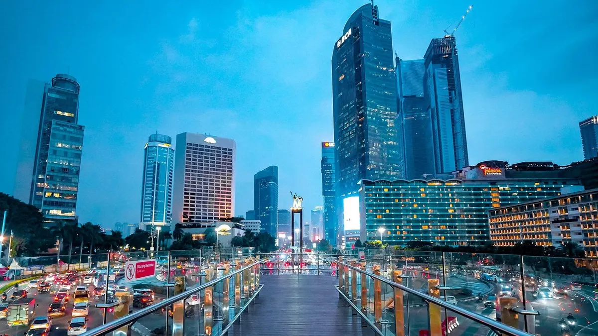 Tak heran, di bentangan luas wilayah Indonesia, terdapat banyak kota terbesar Metropolitan yang juga padat penduduk.