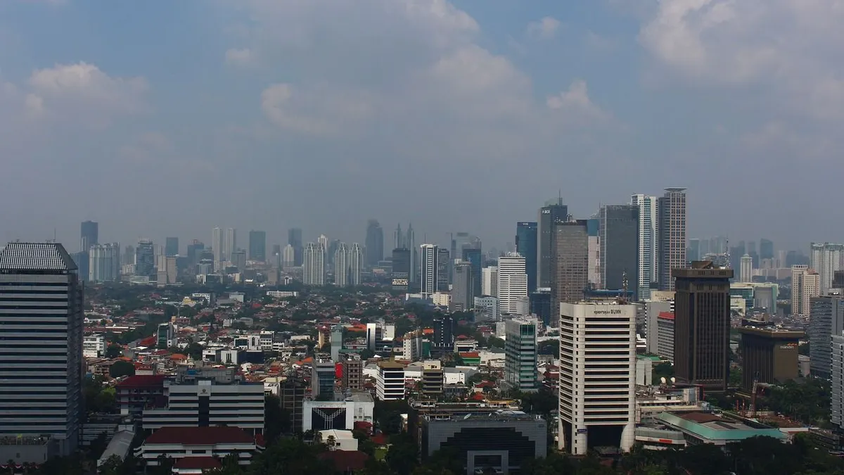 Illustrasi. Ngeri! Penampakan Jakarta Terkepung Kabut Polusi Tebal di Pagi Hari Ini, Warganet: Pantes Kaga Seger Udaranya