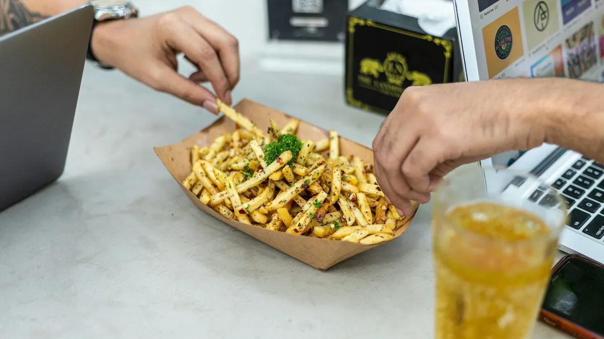Illustrasi.Unik! Cara Makan Kentang Goreng Ungkap Rahasia Kepribadian Seseorang, Kamu yang Mana?