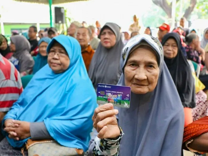 Potret warga dapatkan bansos