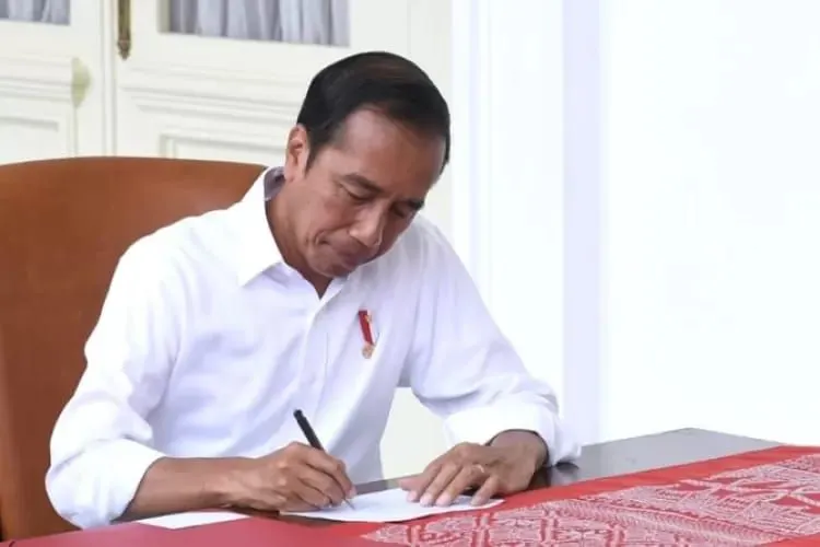 Pengamat komunikasi politik Henri Subiakto, menyampaikan bahwa apa yang dilakukan Presiden Joko Widodo (Jokowi) akan mulai terbuka satu persatu.