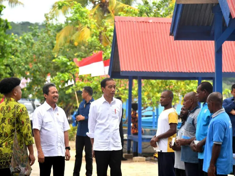 Presiden Jokowi saat meresmikan Kampung Nelayan Modern di Desa Samber dan Binyeri, Biak Numfor, Papua, Kamis, 23 November 2023.