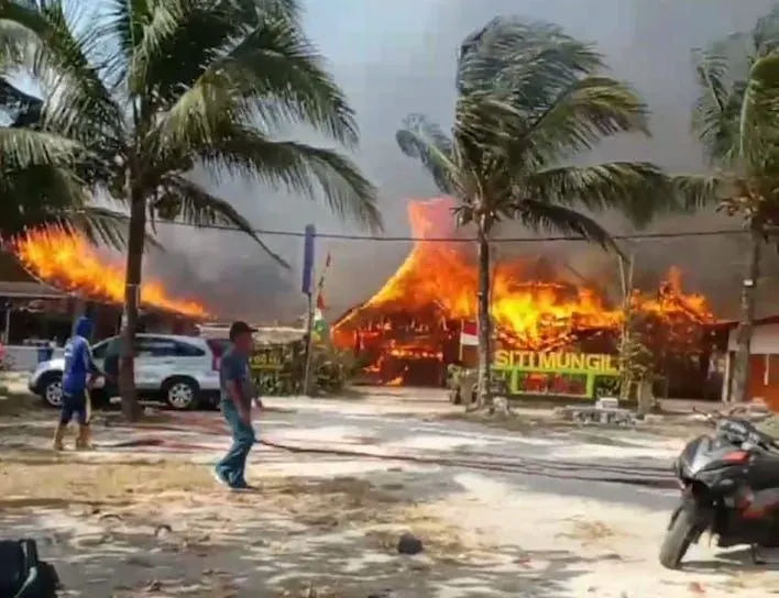 Kebakaran cukup besar melanda kawasan wisata Pantai Pangandaran tepatnya berada di daerah Kampung Turis Pamugaran Pangandaran sekitar jam 09.00 pagi di tanggal 31 Agustus 2023.*