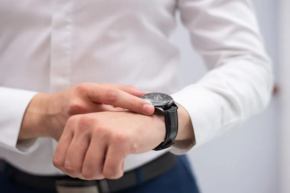 Ilustrasi sifat yang sering dimiliki oleh orang yang suka memakai jam di tangan kiri.