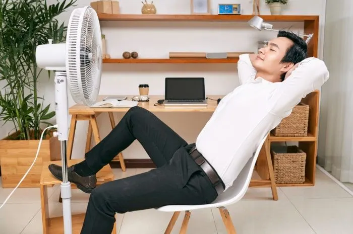Seorang pria sedang duduk