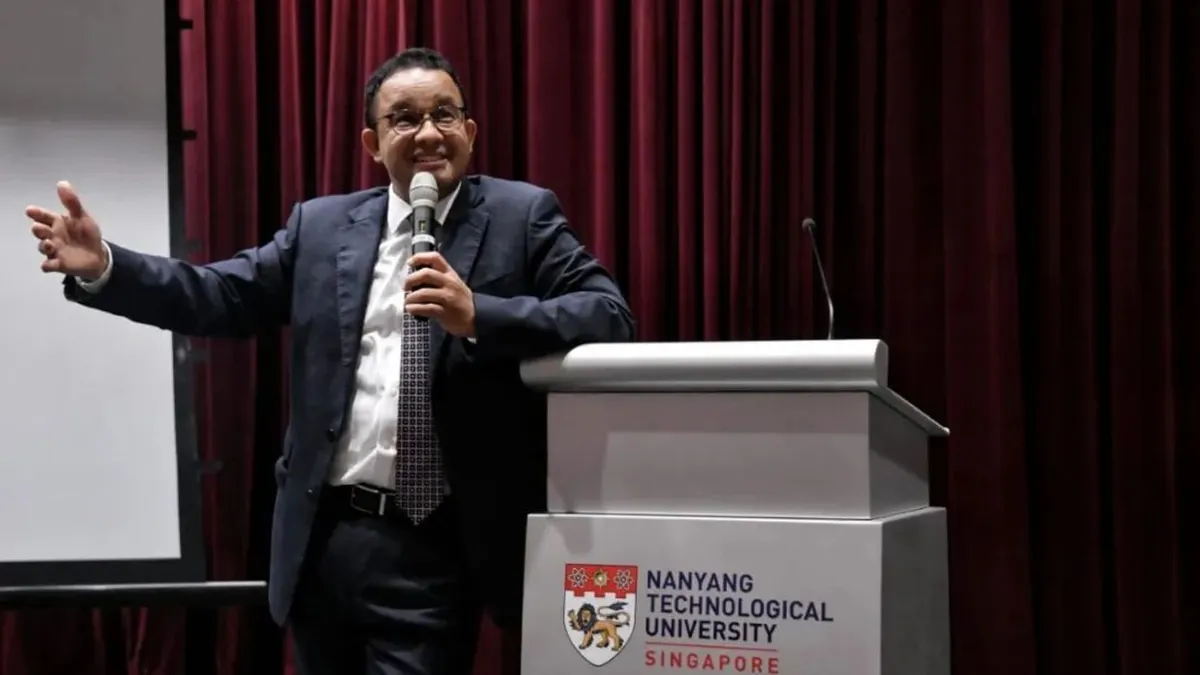 Anies Baswedan memberi tanggapan soal kemungkinan ada dua poros pengusung Pilpres 2024 baginya bukanlah isu.