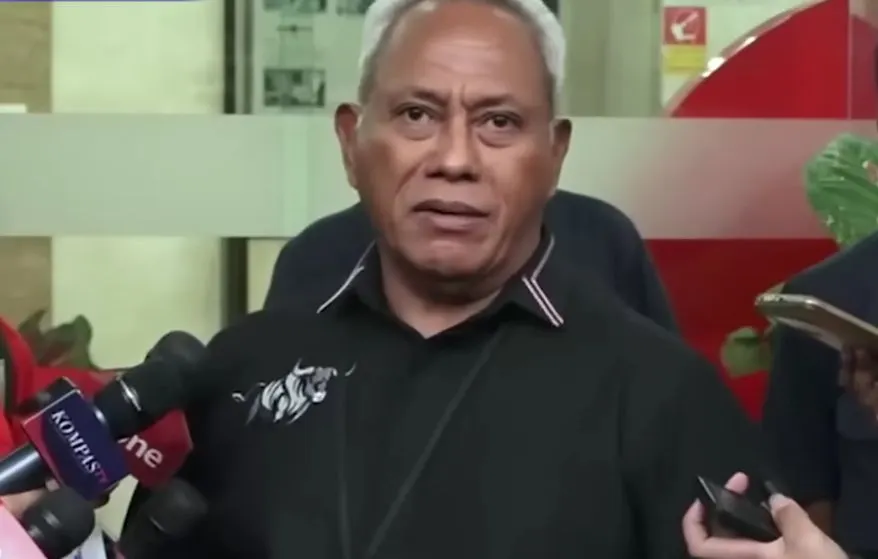 Ketua Bidang Kehormatan DPP PDIP, Komarudin Watubun, mengatakan bahwa Bobby Nasution meminta izin untuk mendukung pasangan Prabowo-Gibran tanpa meninggalkan PDI Perjuangan.