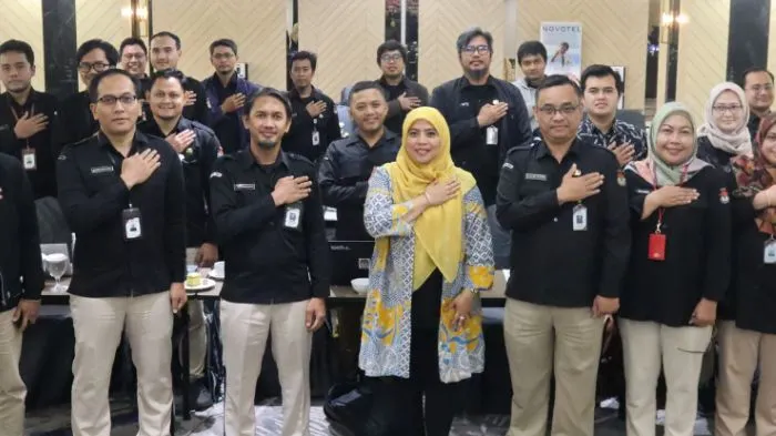 Ada dua anggota KPPS yang bertugas memegang aplikasi Sirekap yang disebut Sirekap 1 dan Sirekap 2.