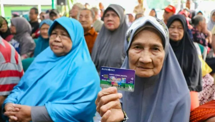 Pemerintah Provinsi DKI Jakarta telah menyalurkan bantuan sosial (bansos) Kartu Lansia Jakarta (KLJ) yang ditujukan kepada penerima manfaat, khususnya bagi lansia yang bertempat tinggal di wilayah Jakarta.