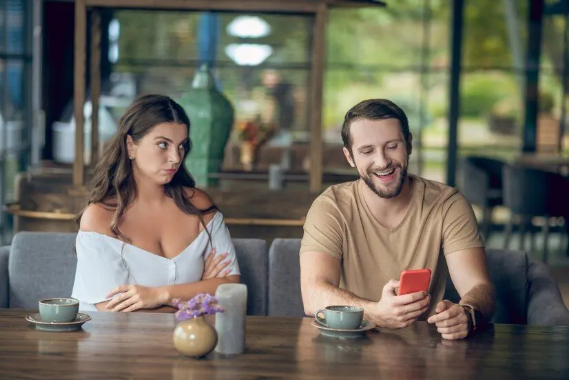 5 Tanda Dia Selingkuh di Belakangmu, Jangan Sampai Kena Gocek Pasangan! (Freepik)