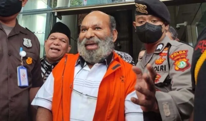 Lukas Enembe saat menjalani proses hukum KPK.
