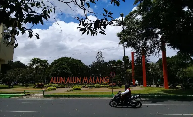 Suasana di pusat Kota Malang Jawa Timur pada siang hari