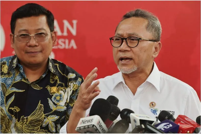 Menteri Perdagangan Zulkifli Hasan secara terbuka mengajak pedagang di Pasar Tanah untuk bertransformasi ke dalam bisnis daring melalui e-commerce.