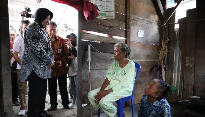Potret masyarakat menerima bansos dari Kemensos