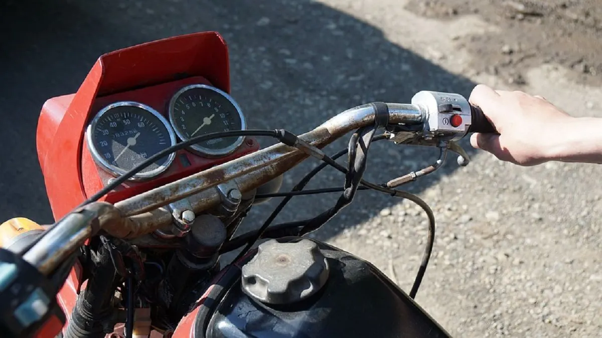 Ilustrasi cara cepat belajar mengendarai sepeda motor berkopling.