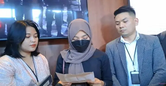 Oklin Fia minta maaf kepada masyarakat luas atas kontennya yang tidak senonoh. (YouTube/Insert Investigasi)