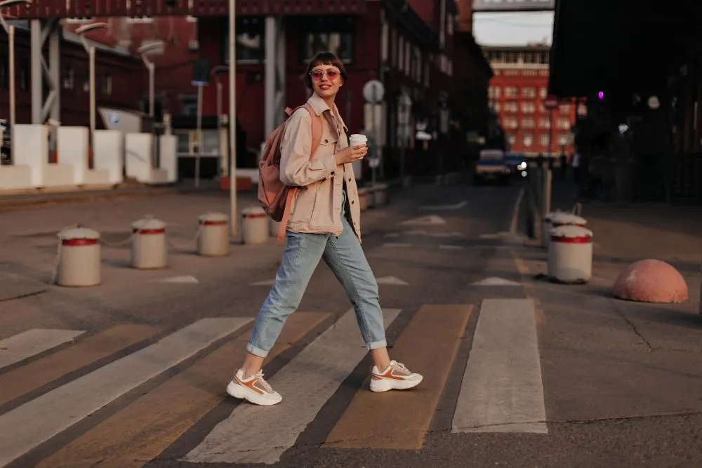 Salah satu melihat kepribadian adalah dari cara berjalan kaki. Ada tiga cara orang berjalan kaki yaitu lambat, cepat, dan langkah panjang.