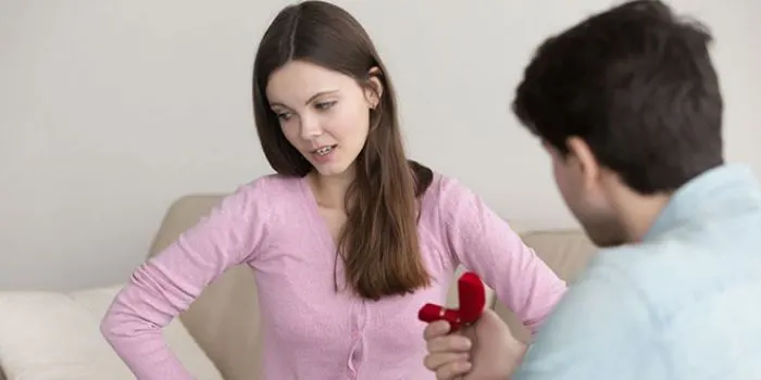 Illustrasi jalan lepas dari cinta tak berbalas adalah memilih move on karena sangat penting untuk kedamaian mental, tetapi prosesnya tidak mudah.