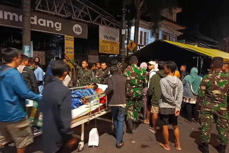 Korban gempa Sumedang dirawat di luar RS, karena tidak tertampung. 