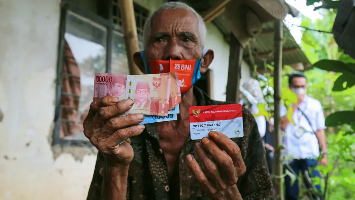 Pencairan bantuan sosial (bansos).
