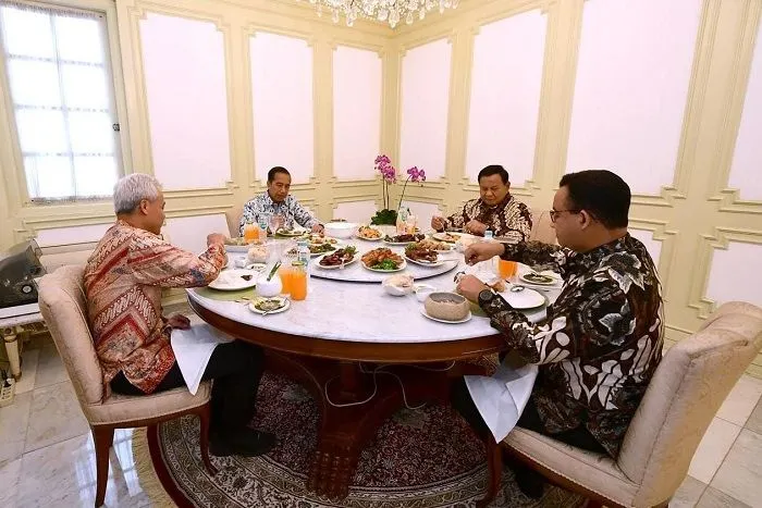 Prabowo Subianto mengungkapkan hasil dari pertemuan tiga calon presiden (capres) dengan Presiden Jokowi&nbsp;di Istana Negara.
