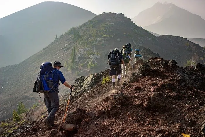4 gunung dengan jalur pendakian tersulit di Indonesia