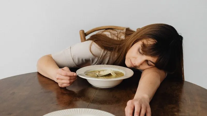 Jika kamu bertanya-tanya mengapa sering merasa lemas setelah makan, mungkin penyebab berikut ini bisa menjadi jawabannya.