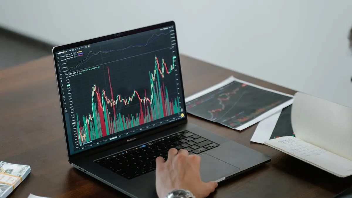Seperti investasi lainnya, trading forex juga melibatkan risiko, dan penting untuk memahami pasar dengan baik sebelum terjun ke dalamnya.