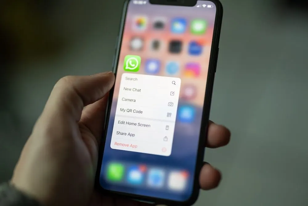 Illustrasi backup chat WhatsApp ke iCloud.