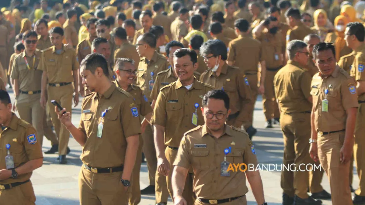 Presiden Joko Widodo (Jokowi) mengumumkan bahwa akan ada kenaikan gaji PNS sebesar 8%.