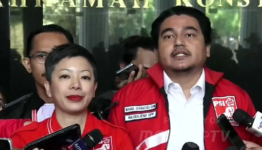 Direktur LBH PSI Francine Widjojo (kiri)