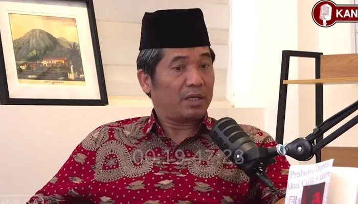 Pengamat politik Ahmad Fauzi atau lebih dikenal dengan nama Ray Rangkuti juga turut menyoroti sikap Gibran Rakabuming pasca debat.