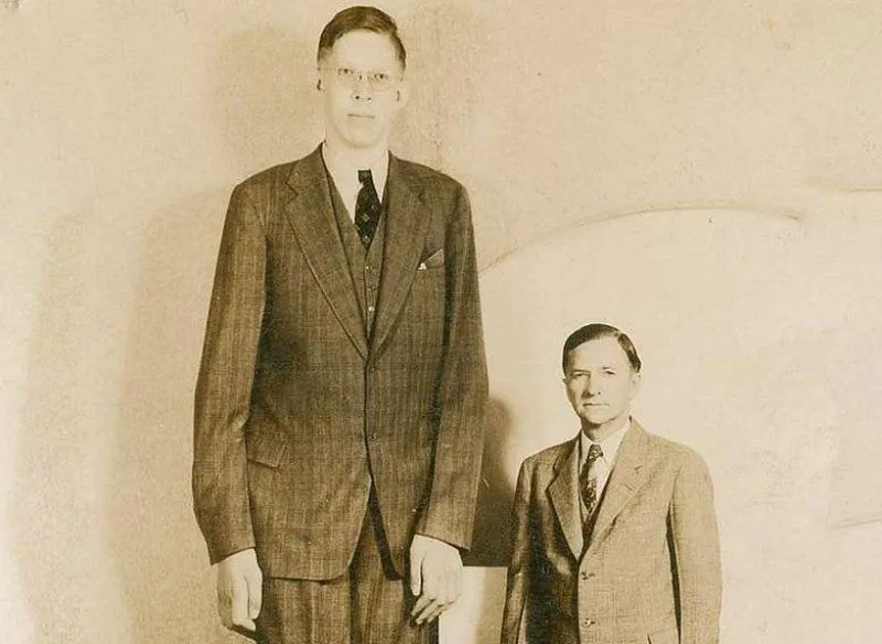 Orang tertinggi di dunia Robert Wadlow (Picryl via factinate.com)
