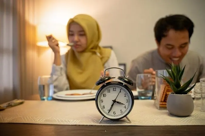Bolehkah Sahur Setelah Mendengar Adzan Subuh? Simak Penjelasannya Berdasarkan Hadist Al-Qur&rsquo;an