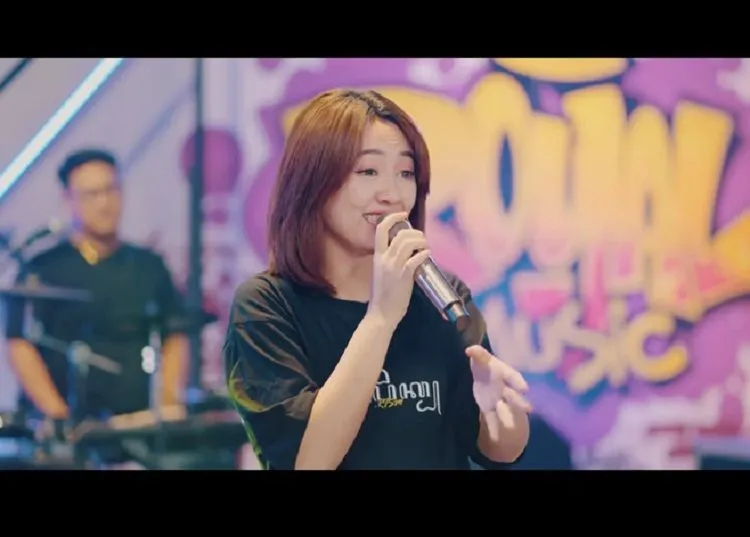 Happy Asmara saat melantunkan lagu Anak Wedok
