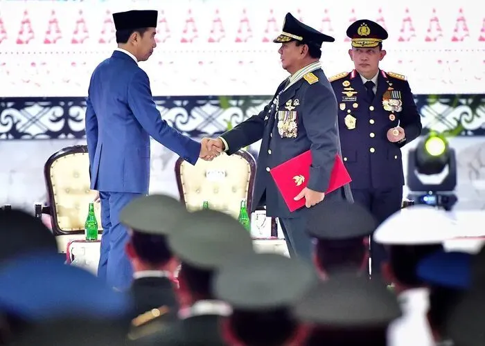 Rocky Gerung menilai pangkat yang diberikan oleh Presiden Jokowi kepada Prabowo Subianto sebagai bentuk upaya untuk mengendalikan Prabowo ke depannya.