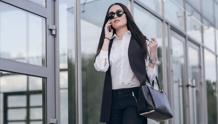Fakta psikologi wanita yang senang membeli barang mewah, bagimana penjelasannya? Simak ulasan berikut ini.