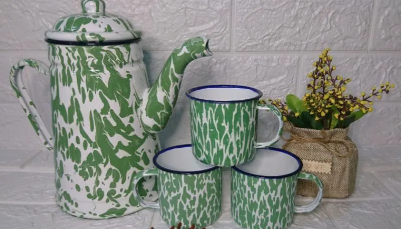 Teko blirik dibuat dari seng yang dilapisi enamel sehingga membuatnya lebih awet, tahan karat, dan tahan panas.