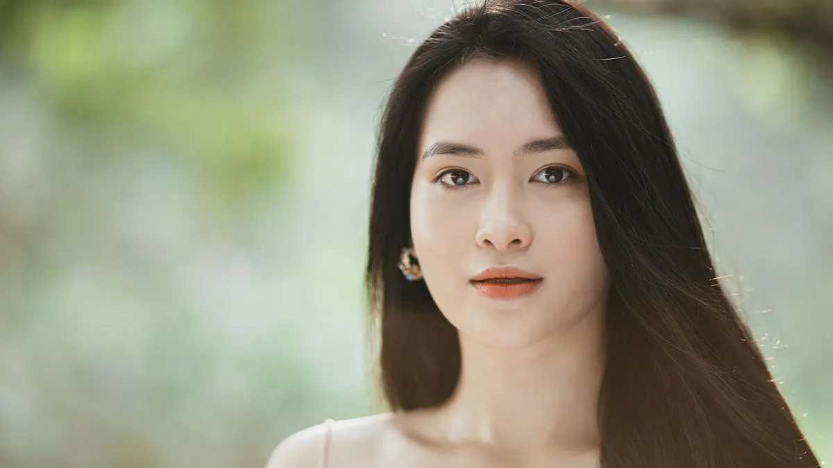 Ilustrasi Wanita dengan Rambut Panjang Terurai