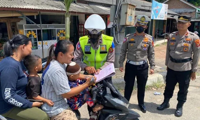 Kamu harus tahu, tanda-tanda pelanggaran yang bisa membuat pengendara berpotensi terkena tilang manual. Penting untuk disimak.