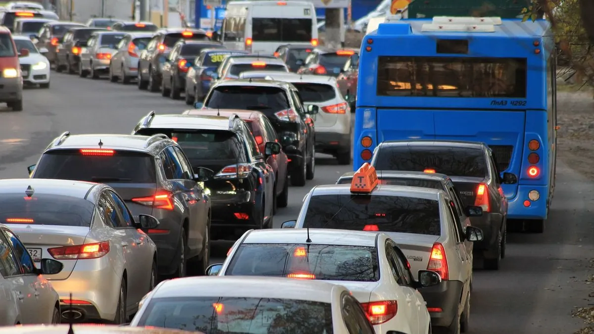 Kepadatan kendaraan yang ada di jalan membuat macet khususnya di momen mudik 2024 ini. Tak jarang, pemudik nekat menggunakan bahu jalan.