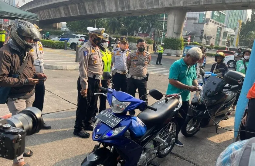 Dalam razia ini, sejumlah pengendara motor ditilang karena kendaraannya tidak lolos uji emisi. Bahkan satu orang melayangkan protes keras.