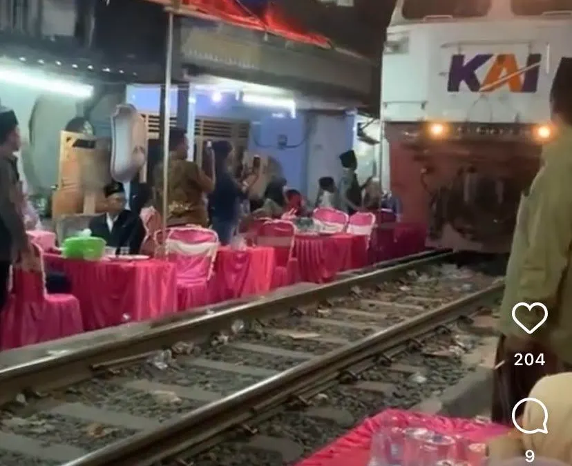 Viral! Pernikahan yang Digelar Samping Rel KAI Bikin Ngeri, Tamu Undangan Ini Malah Mau Markirin Kereta