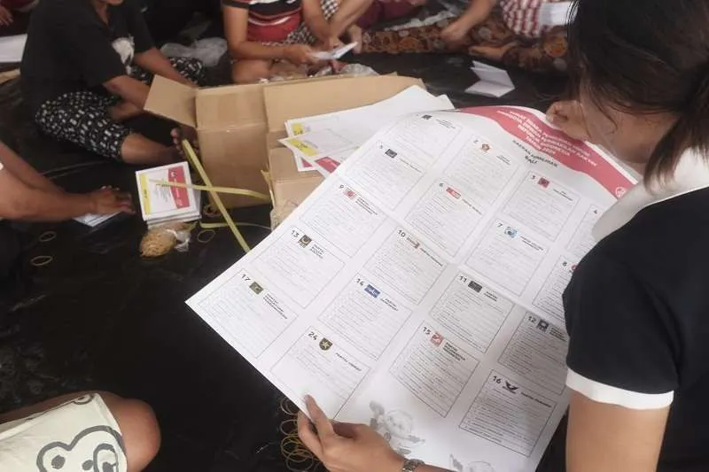 Menurut hasil real count terbaru Komisi Pemilihan Umum (KPU), suara pasangan Anies-Muhaimin hampir menyalip pasangan Prabowo-Gibran di Jakarta.