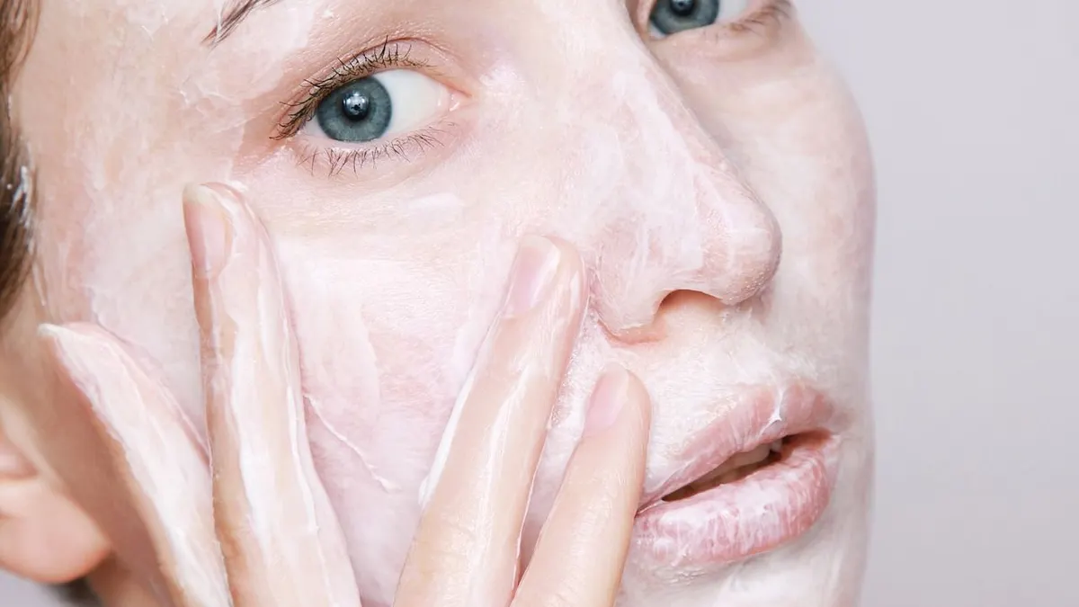 Illustrasi. Pemakaian Skincare