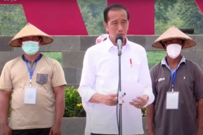 Dokter Tifa mengkritisi Presiden Jokowi dalam proyek IKN yang dinilai terlalu ambisius, sebut tak punya uang.
