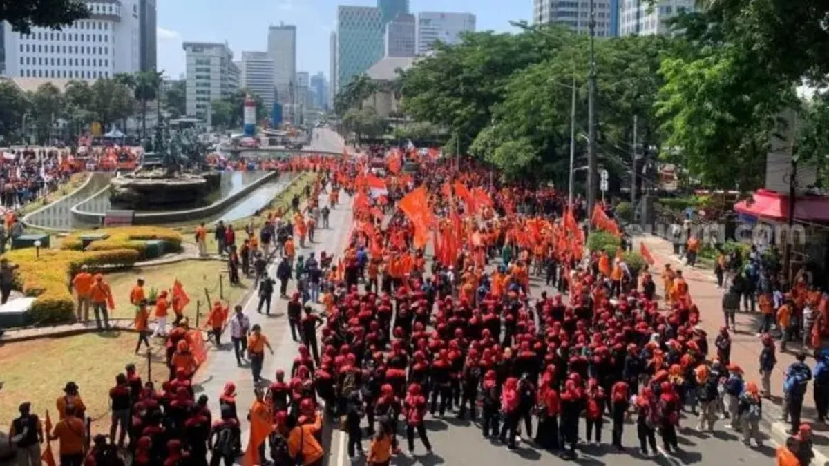Massa aksi dari Partai Buruh dan beberapa serikat buruh lainnya tiba di area Bundaran Patung Kuda Arjuna, Jakarta Pusat untuk menggelar unjuk rasa tolak Perppu Cipta Kerja, Sabtu (14/1/2023).