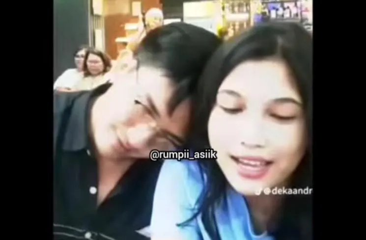Viral video Vera Simanjuntak yang disebut-sebut sudah move on dari Yosua, ada pula foto bersama adik Brigadir J, Mahareza Rizky (Reza).