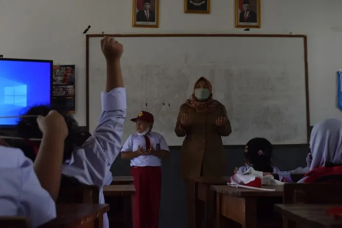 Ilustrasi siswa dan guru di kelas. Jadwal Penerimaan Peserta Didik Baru (PPDB) DKI Jakarta 2023 dikabarkan mengalami perubahan untuk semua jenjang.