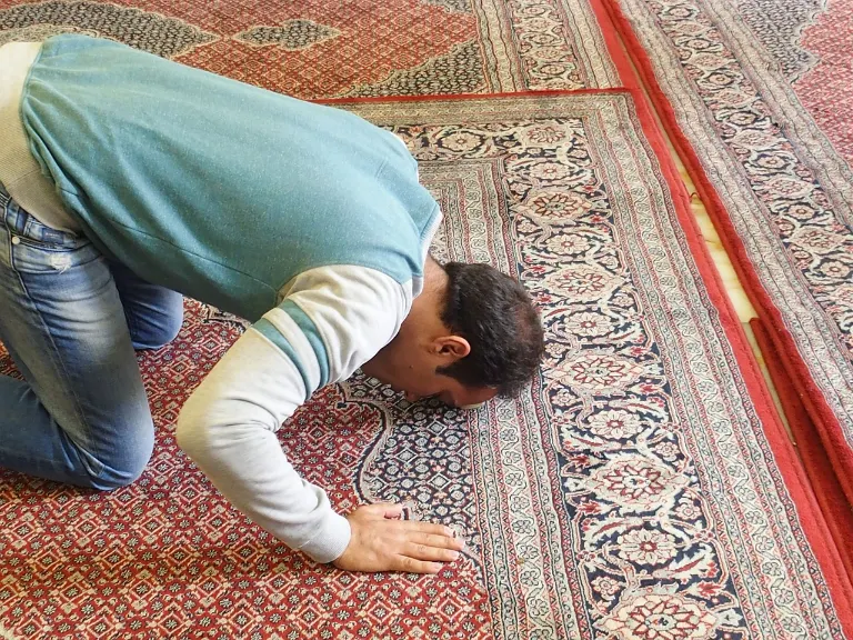 Ilustras salat memiliki keistimewaan salah satunya di sujud terakhir, bisa berkomunikasi dengan Allah SWT.